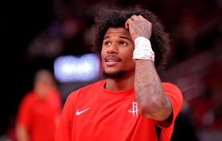 逆风翻盘！NBA篮网客场逆转尼克斯，霍乐迪巅峰表现的简单介绍